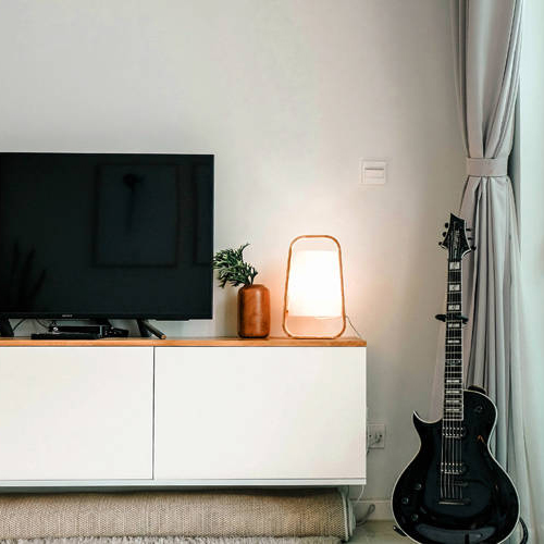 bild-text-quartierstrom-tv-fernseher-elektrische-gitarre-wohnzimmer-lampe-licht-quadrat