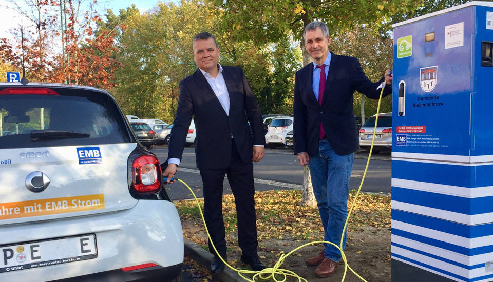 EMB-Geschäftsführer Dr. Jens Horn und Bürgermeister Michael Grubert eröffnen das Ladesäulen-Netz in Kleinmachnow
