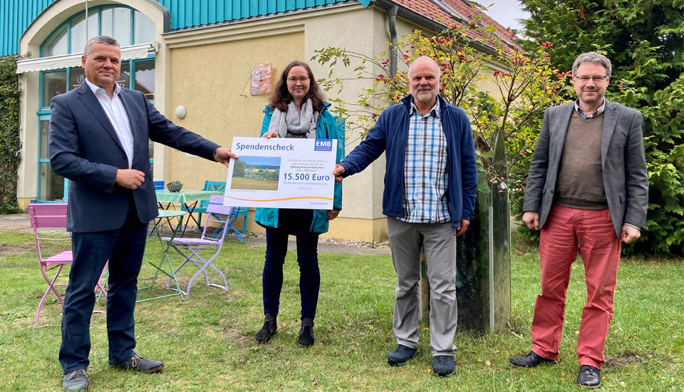 Dr. Jens Horn, Geschäftsführer der EMB, übergibt einen Scheck über 15.500 Euro an das Team des Naturparks Uckermärkische Seen