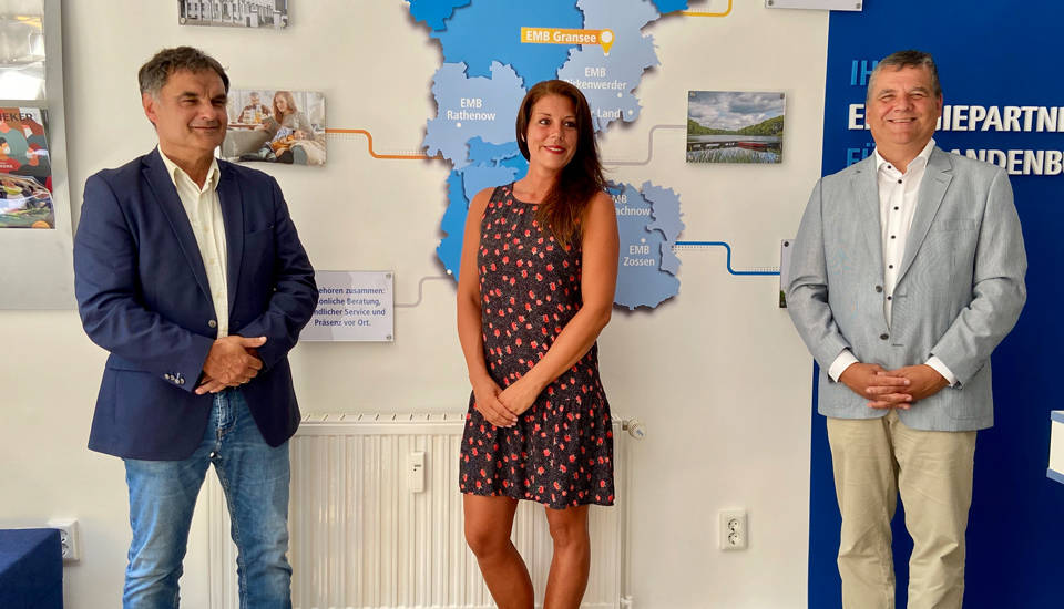 Amtsdirektor Frank Stege, EMB-Kundenberaterien Katharina Kaiser und Geschäftsführer Dr. Jens Horn eröffnen das Kundenbüro in Gransee