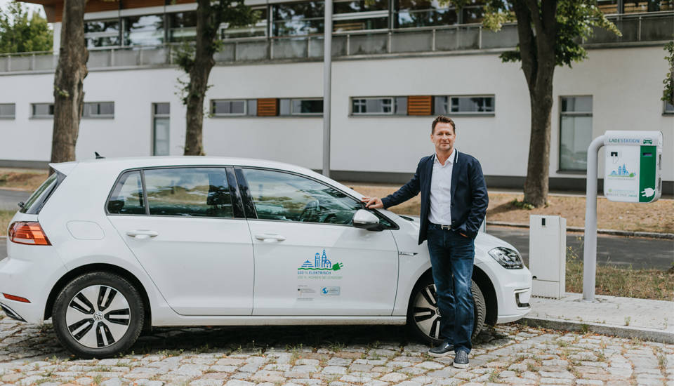 Bürgermeister Steffen Apelt setzt auch auf Elektromobilität<br/>Bild: Stadtverwaltung Hohen Neuendorf / Jennifer Thomas