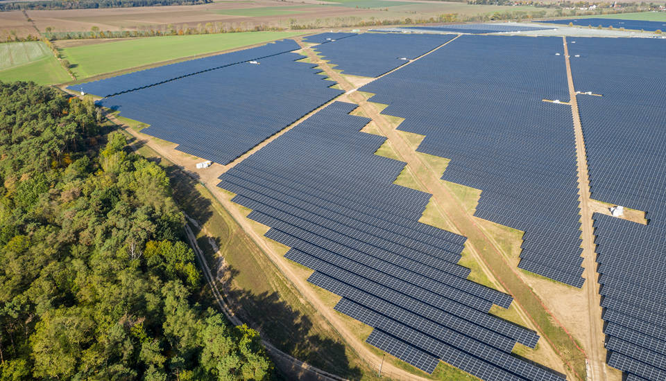 Deutschlands größter Solarpark bei Werneuchen kommt ohne EEG-Vergütung aus. Bild: EnBW/Paul Langrock