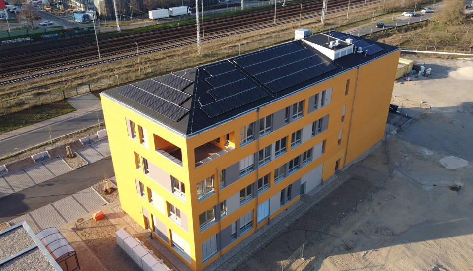 Auch das Dach des zum Jahresbeginn bezogenen EMB-Energiehauses ist großflächig mit PV-Modulen belegt.<br/>Bild: EMB – Mathias König