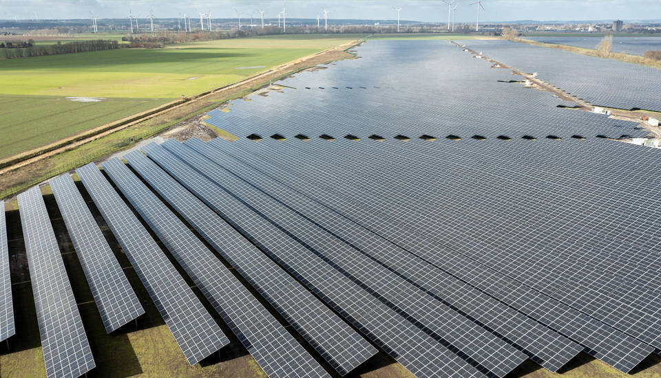 In Brandenburg ist noch Platz für große Solarparks: Die 150-MW-PV-Freiflächenanlage des süddeutschen Energieversorgers EnBW in Alttrebbin im Landkreis Märkisch-Oderland ging im März ans Netz.<br>Bild: EnBW / Paul Langrock