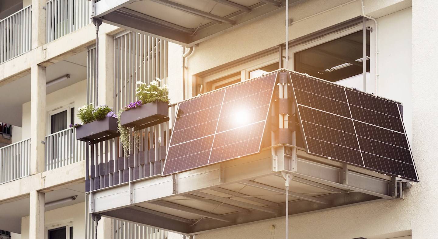 Balkonkraftwerk: Photovoltaik am Balkon eines modernen Mehrfamilienhauses