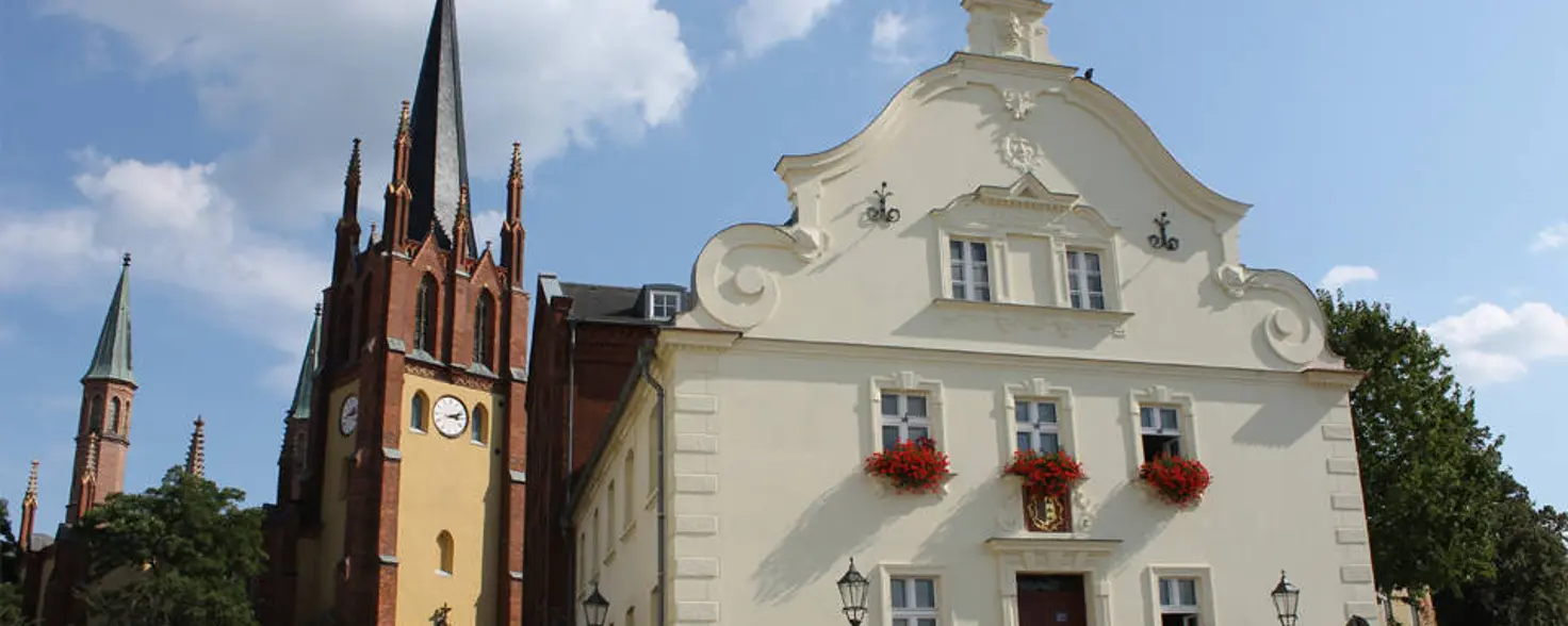 Das Rathaus Werder, ein beiges Gebäude im barocken Stil