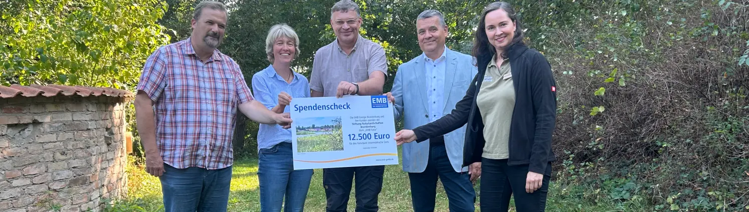 EMB übergibt Spendenscheck für Projekte im Naturpark Uckermärkische Seen.