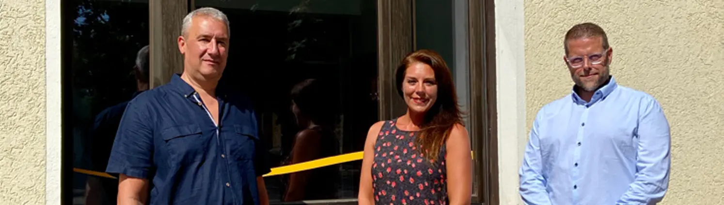 Vor dem EMB Kundenbüro stehen Frank Stege, Katharina Kaiser und Dr. Jens Horn
